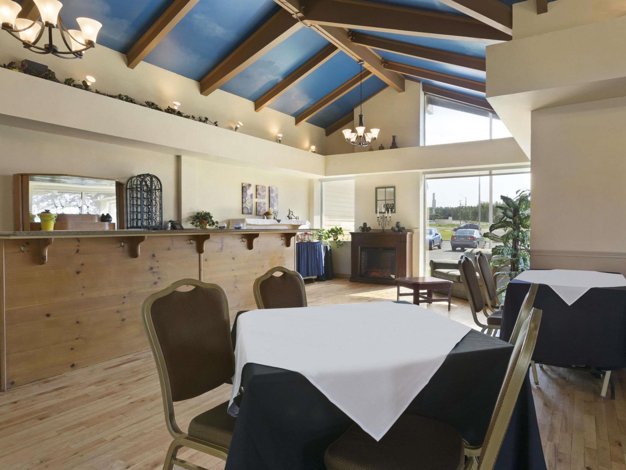 Days Inn & Suites By Wyndham Moncton Exteriör bild
