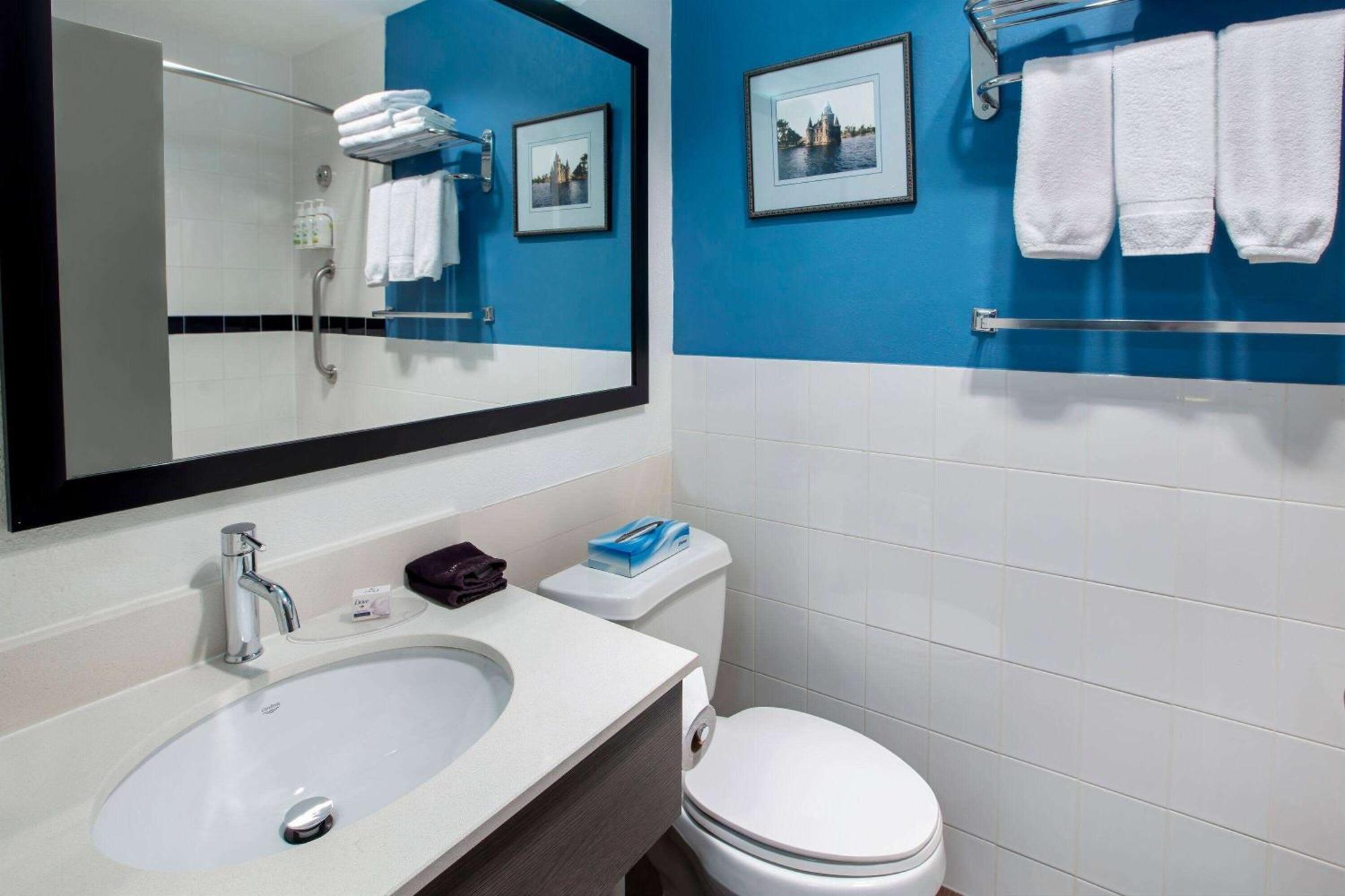 Days Inn & Suites By Wyndham Moncton Exteriör bild