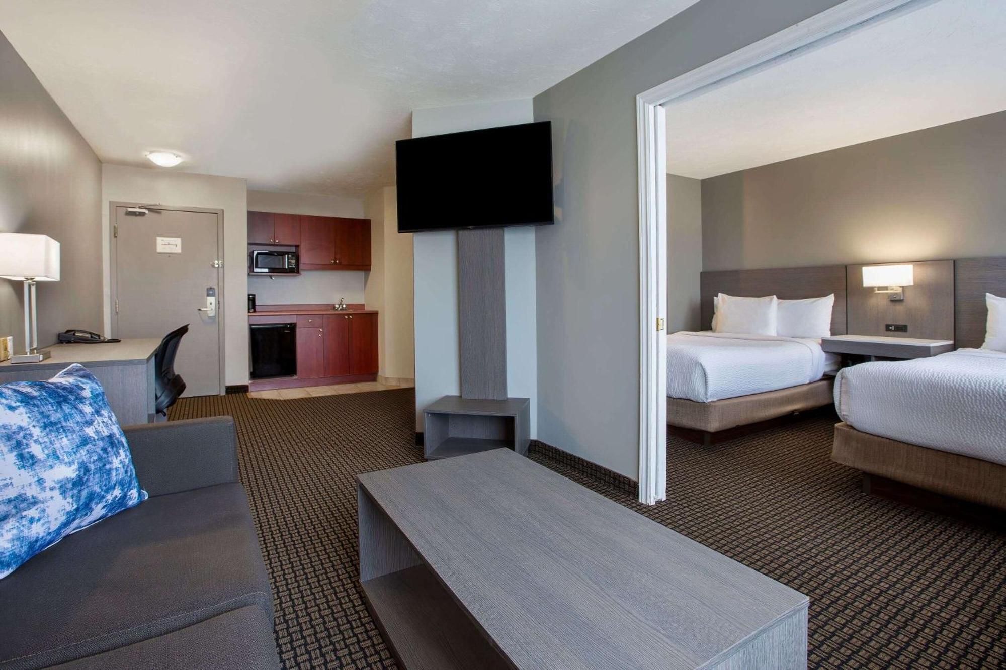Days Inn & Suites By Wyndham Moncton Exteriör bild
