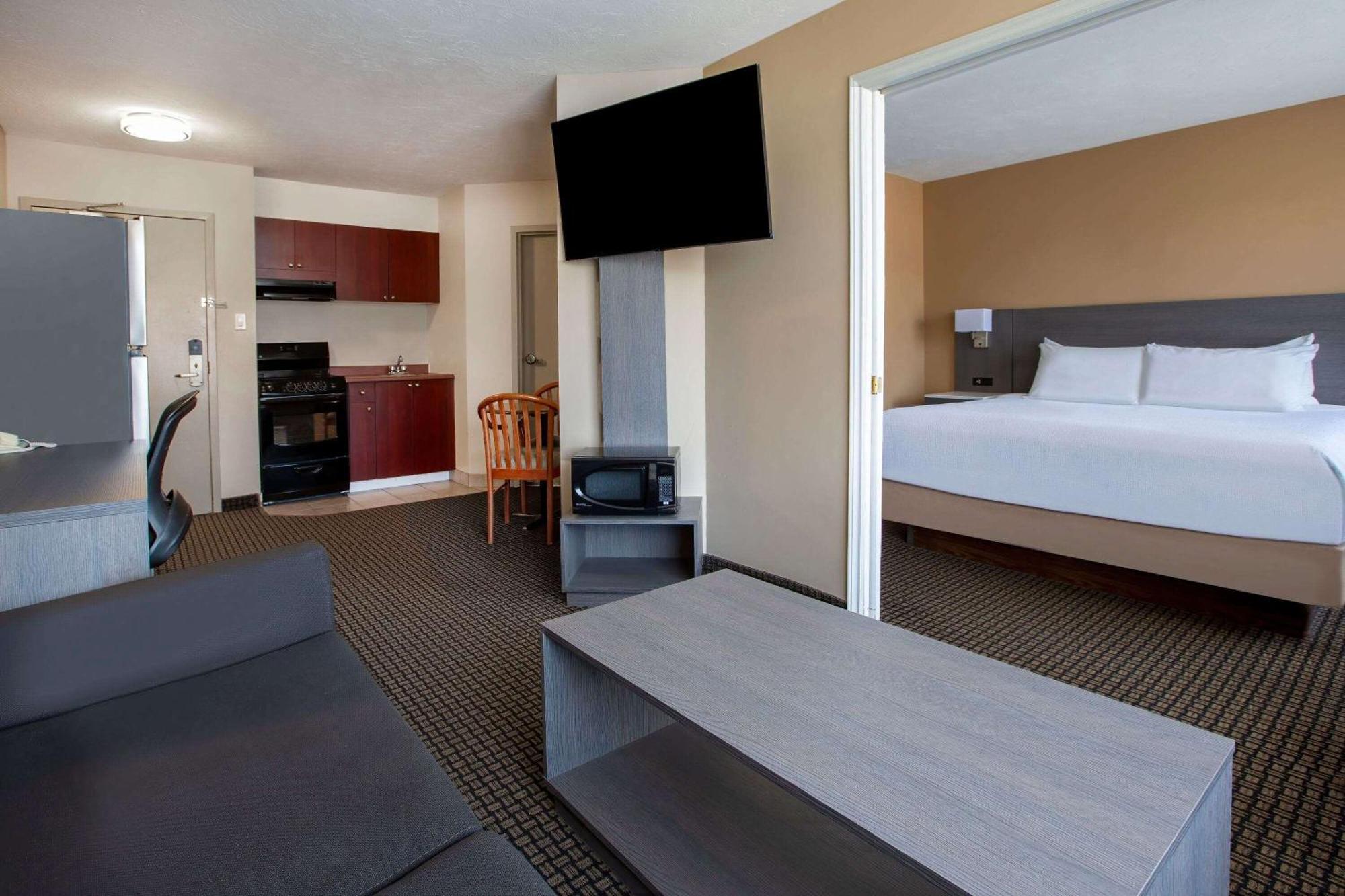 Days Inn & Suites By Wyndham Moncton Exteriör bild
