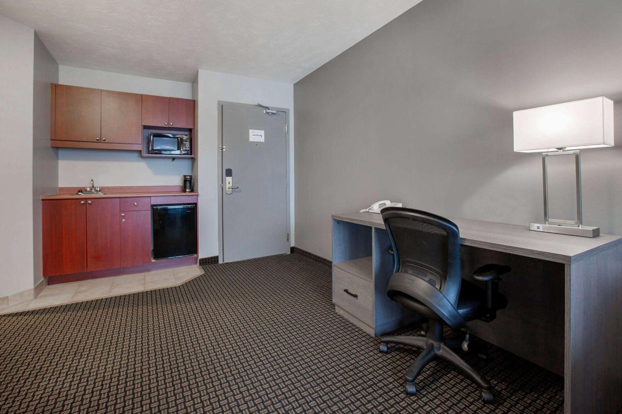 Days Inn & Suites By Wyndham Moncton Exteriör bild
