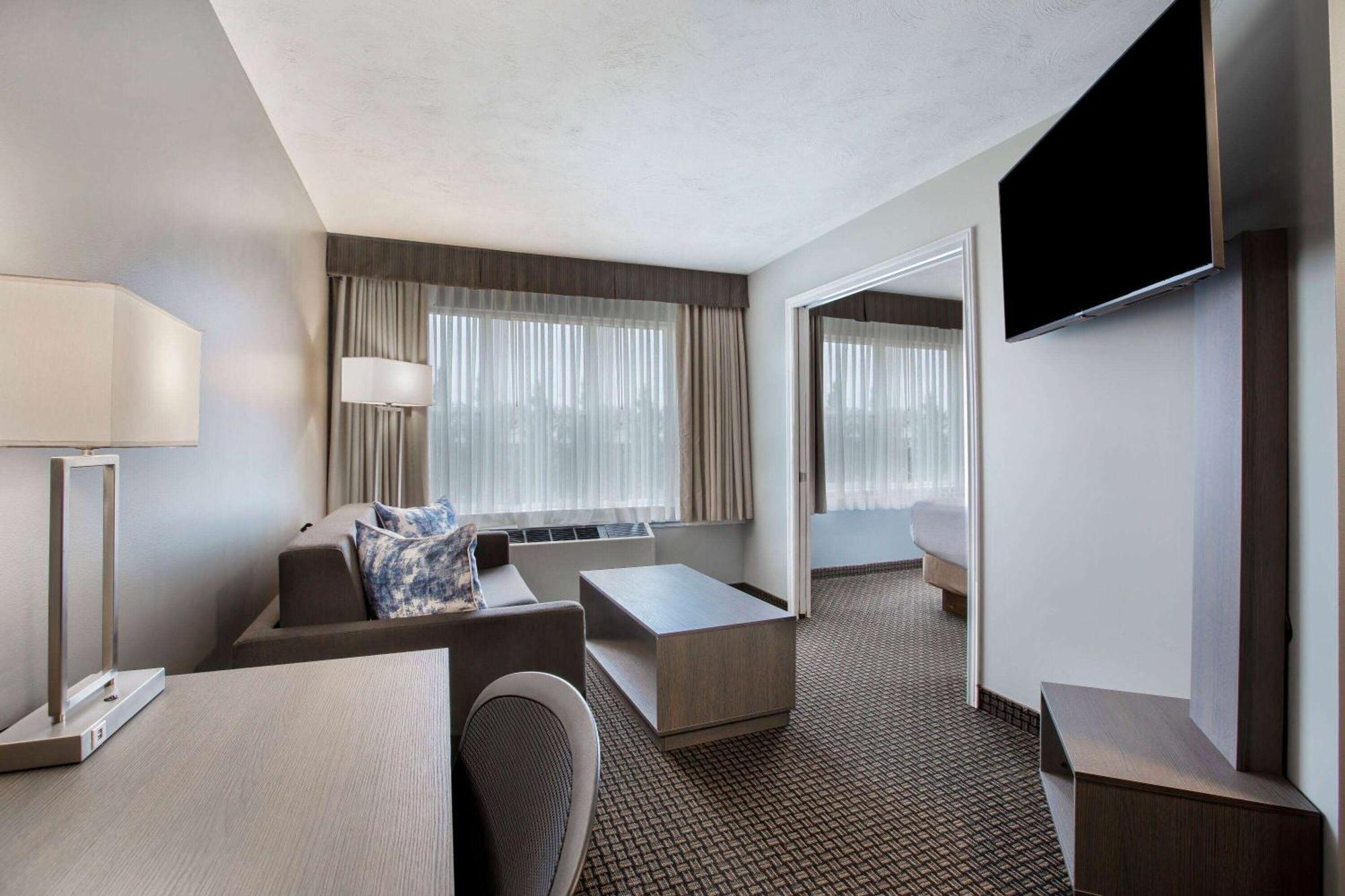 Days Inn & Suites By Wyndham Moncton Exteriör bild