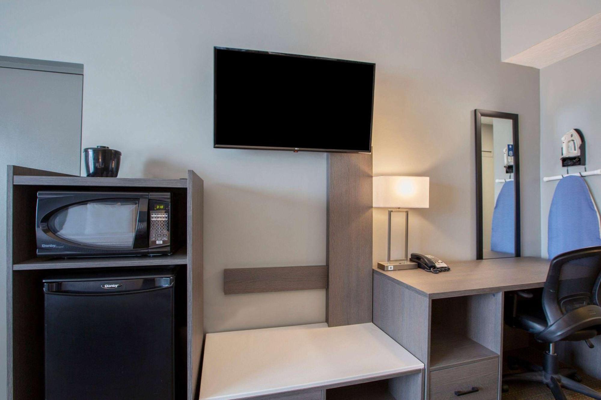 Days Inn & Suites By Wyndham Moncton Exteriör bild