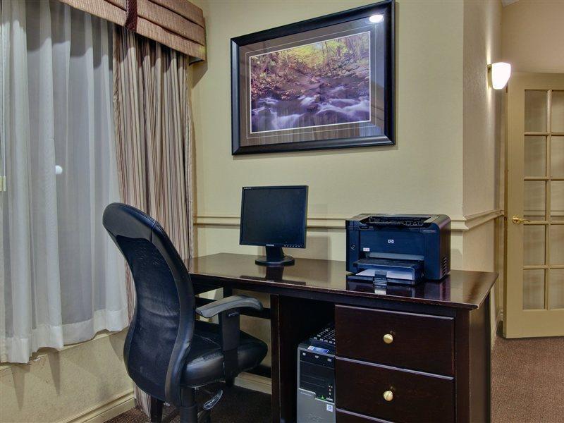 Days Inn & Suites By Wyndham Moncton Exteriör bild
